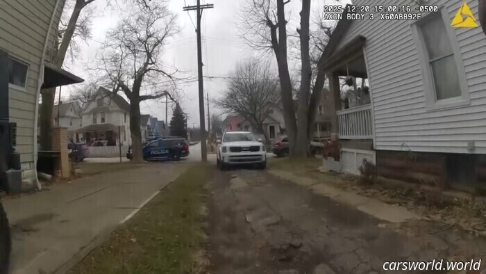 Bambini di appena 8 anni si schiantano con un'auto rubata contro una casa, poi chiedono se Babbo Natale porterà comunque i regali | Carscoops